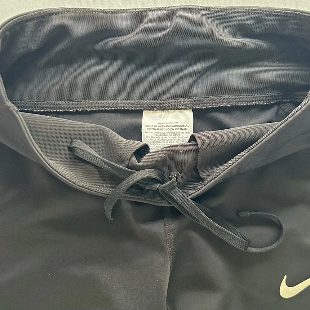 Nike Black Capri Leggings Side Logo Side Pocket Back Zipper Pocket Size XS